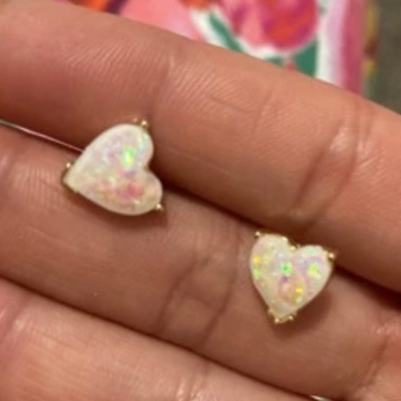 Jewelry - Dainty heart earrings